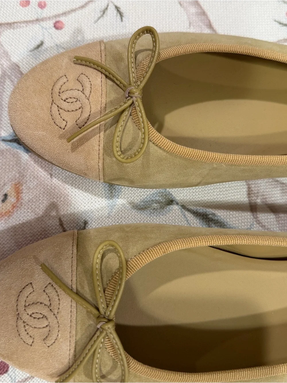 NEW Never worn CHANEL Beige Suede Ballet Flats - Classic Bow Detail